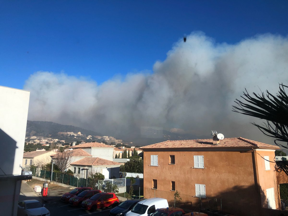 #Feu #Barbaggio A la mi-journée, 230 ha brûlés et 200 personnels SIS2B <a href="/SIS_2A/">SIS 2A - Pumonte</a> <a href="/UIISC5CORTE/">UIISC5</a> et FORSAP
<a href="/IsulaCorsica/">Cullettività di Corsica - Collectivité de Corse</a> mobilisés sur l'incendie.  
De nombreux foyers sont tjs actifs mais aucune habitation n'est menacée dans l’immédiat. 
🚫Circulation toujours interrompue sur la D81