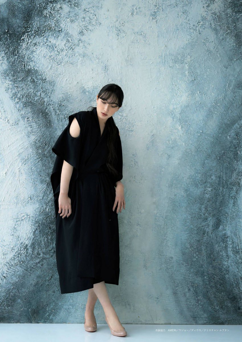 週刊文春 2022年5月26日号 原色美女図鑑 モデル:香椎由宇 撮影:中村和孝