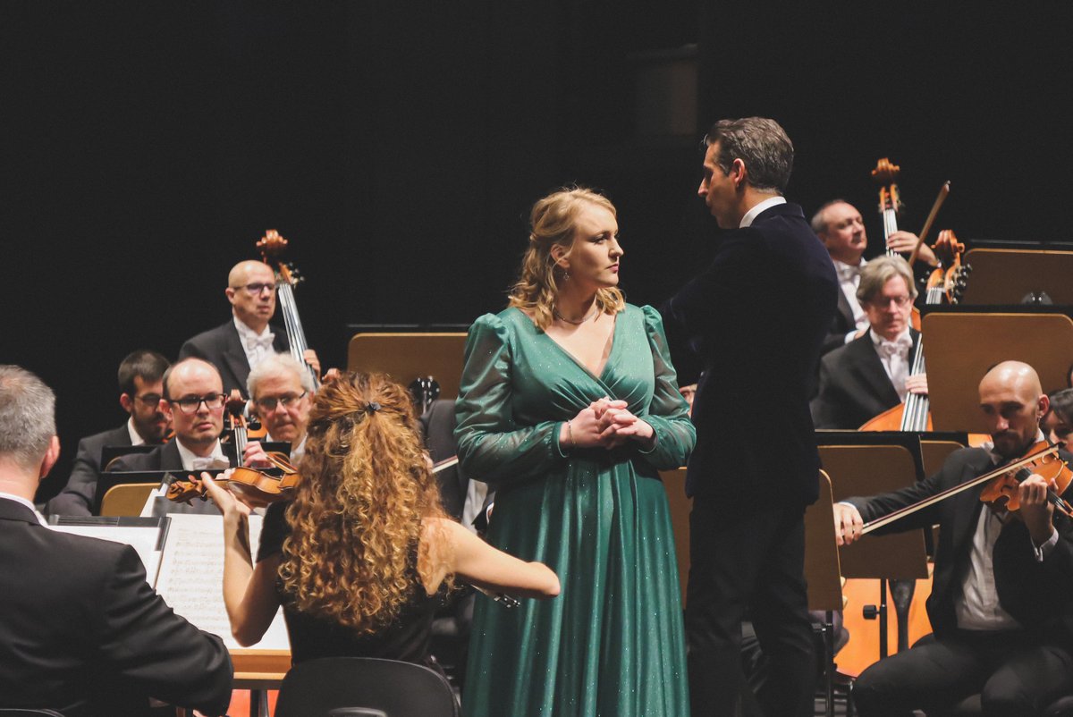 🎶Algunas de las imágenes que nos dejó ayer nuestro concierto de Año Nuevo en el <a href="/Maestranza/">Maestranza</a>. 

Gracias a los profesores de la ROSS, al maestro Lucas Macías, a la fantástica Bryndís Guðjónsdóttir por una noche inolvidable 💫

📸 <a href="/MarinaCasanova8/">Marina</a>