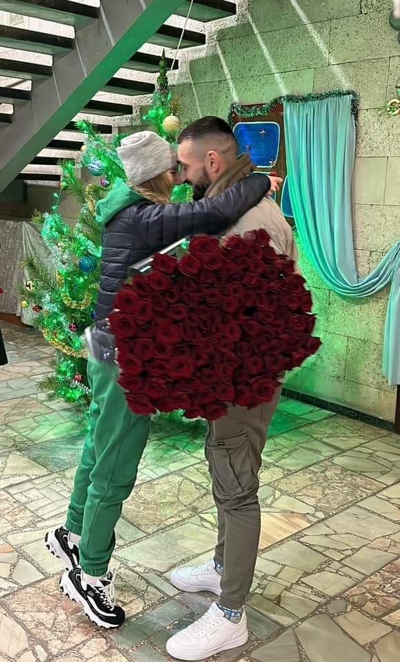 ❤️ Звільнена з полону бойова медикиня Галина Федишин сьогодні заручилася зі своїм коханим – морпіхом 36 бригади Миколою Гриценяком. 

"Вони разом пройшли бої за Маріуполь, витримали випробування полоном та довгу розлуку, але їхні серця ні на мить не припиняли битися в унісон", –