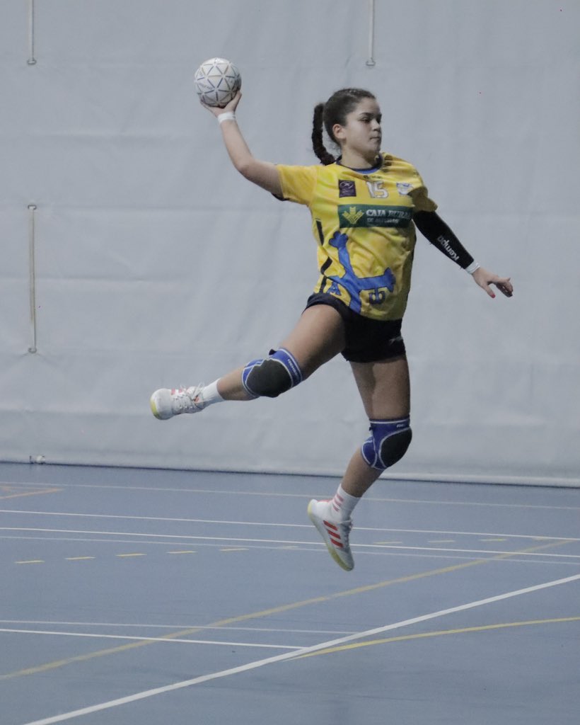 cesa2026bmCAT's tweet photo. ⚡ ¡Se acaba el partido en la Pista Verde 3 de @Blanes_cat!

✨ Triunfo de la @FBMPA_oficial por 34 a 32 frente a la @riojaftrbm 

🤾🏻‍♀️ Copa Juvenil Femenina
📊 Grupo B #CESA2024CAT

🖥️ https://t.co/I4gHn08r4S https://t.co/uH3BlKsNCl