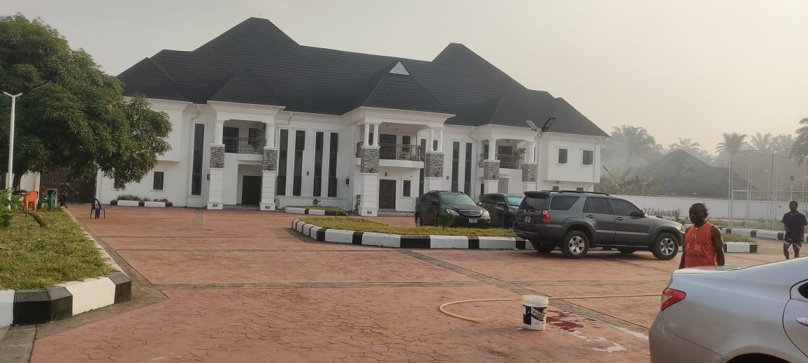 Hey_Dandyy's tweet photo. Greyshell built by me!
Spaces : 13 bedrooms (all ensuite)
5 lounges (2 main lounge down and 3 private lounges upstairs) 
4 kitchens
2 dining areas
Somewhere in Mbieri Imo State.
Picture taken today 4/01/24. We're in the business of building houses. (Nwachukwudandy7@gmail.com) https://t.co/bqnklG5fid