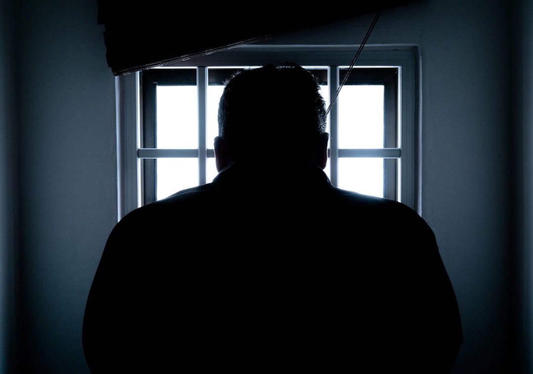 Nikt nie poniesie konsekwencji za niesłuszne skazanie Tomasza Komendy, który spędził 18 lat w więzieniu. Jak ustalił Onet, właśnie zostało umorzone całe postępowanie.