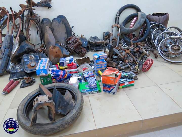 JusteMien's tweet photo. #BurkinaFaso
#Ouagadougou
Un réseau fort de 13 mbrs démantelé par la #Police_Nationale.Ces individus s’étaient spécialisés dans les vols à main armée et le recel d’engins volés dans plusieurs quartiers de la capitale, notamment #Kilwin, #Marcoussis, #Tampouy et #Yagma.#Iwili https://t.co/oLted337Sr
