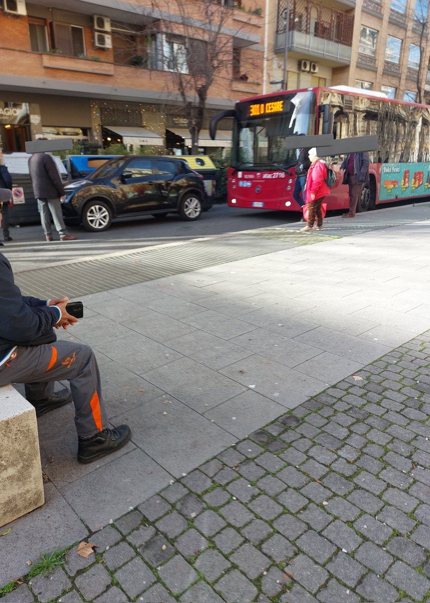 Via Oslavia. Per mezz'ora bus bloccato a causa di quest'auto parcheggiata così! @gualtierieurope @eugenio_patane @giuliana_63 @79_Alessio @MercurioPsi