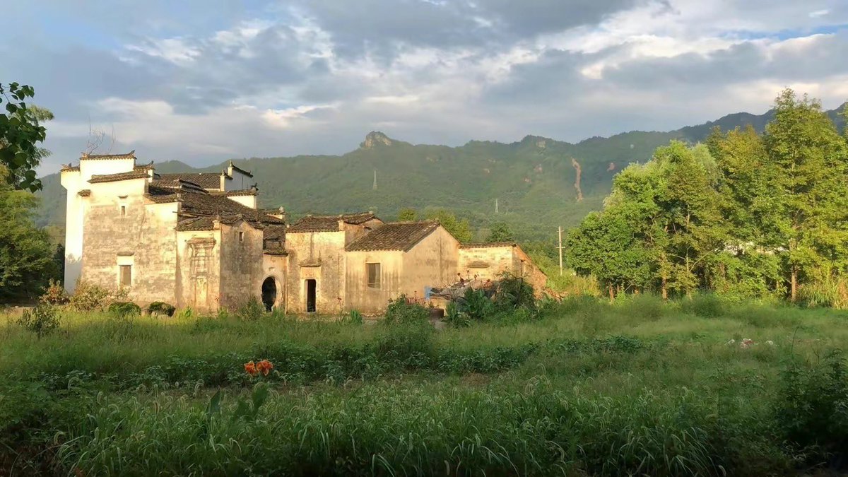 HuangshanGolf's tweet image. Harmonious hues in Huizhou, where traditional architecture dons white walls and grey tiles. Witness the enchanting transformations of the same dwelling through all four seasons. Pure beauty. #Huizhou #TraditionalArchitecture