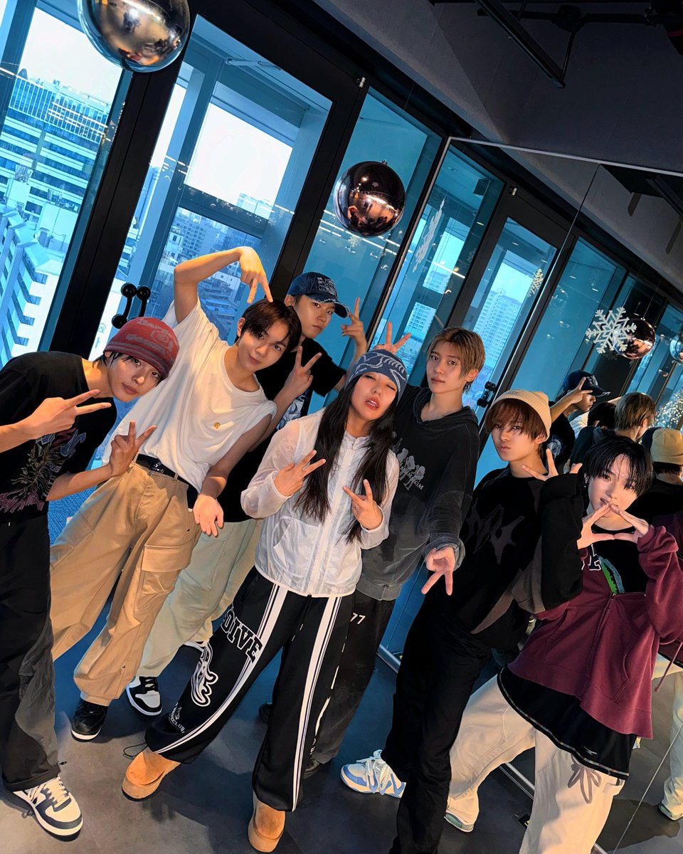 nctwishofficial's tweet image. #NCTNEWTEAM w/ #Akanen ✌️