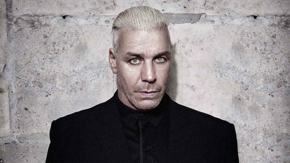 hitosdelrock's tweet photo. 04-01-1963: Nace Till Lindemann (Leipzig, Alemania), cantante, actor, poeta y escritor, conocido por ser el vocalista y letrista de la banda de metal industrial alemana Rammstein. Además lidera el proyecto Lindemann https://t.co/CjFs4uM5va