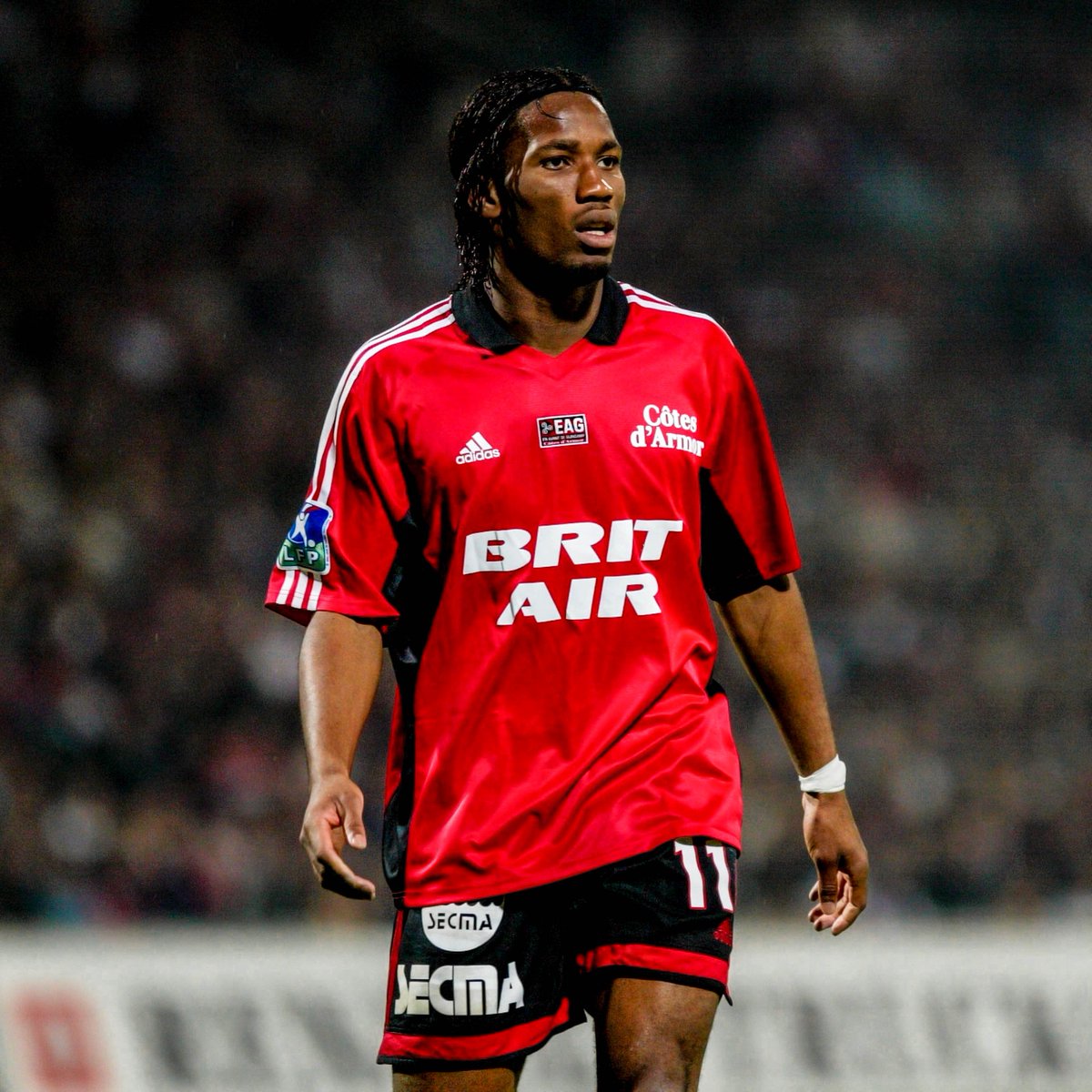 Ligue1's tweet photo. Il y a 22 ans, un certain @didierdrogba débarquait à l'@EAGuingamp... Vous connaissez la suite de l'histoire 😉

#Ligue1Legends I #CeJourLa https://t.co/L6VdFLnTzG