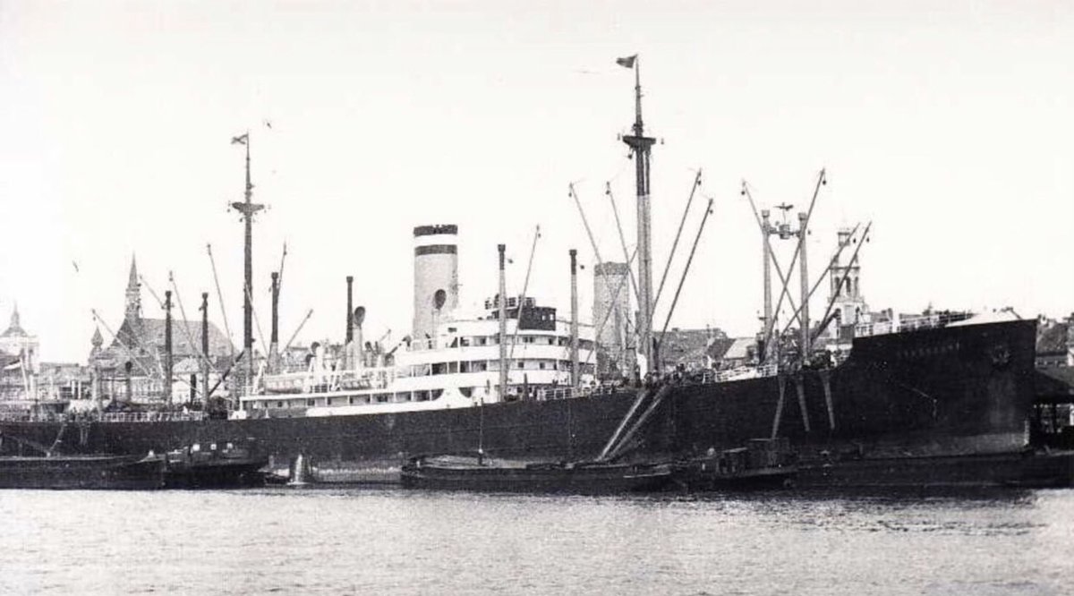 Vrachtschip LANGKOEAS is onderweg van Soerabaja naar Egypte, als het op de Javazee op 2 januari 1942 wordt getorpedeerd door de Japanse onderzeeboot I-58. Lees in onze databank hoe slechts drie van de vierennegentig opvarenden deze brute aanval overleven.
koopvaardijpersoneel40-45.nl/databank