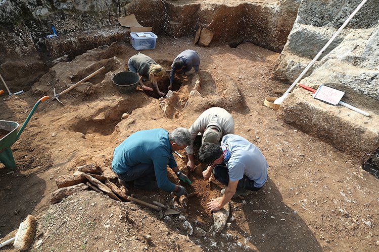 Diyarbakır'ın Kulp ilçesinde eski bir taş ocağı olduğu değerlendirilen alanda yürütülen arkeolojik kazıda, 0-6 yaş arası 54 çocuğun gömülü olduğu mezarlık bulundu.