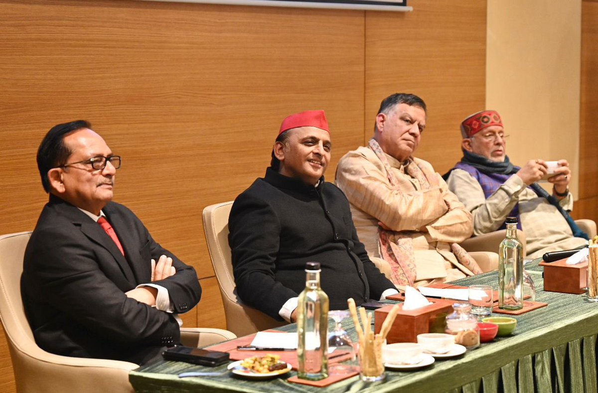 yadavakhilesh's tweet photo. मध्य उप्र के सर्वदलीय विधायकों के साथ… लोकतंत्र की मुस्कुराती हुई तस्वीरें. https://t.co/qLAMbtFSoi