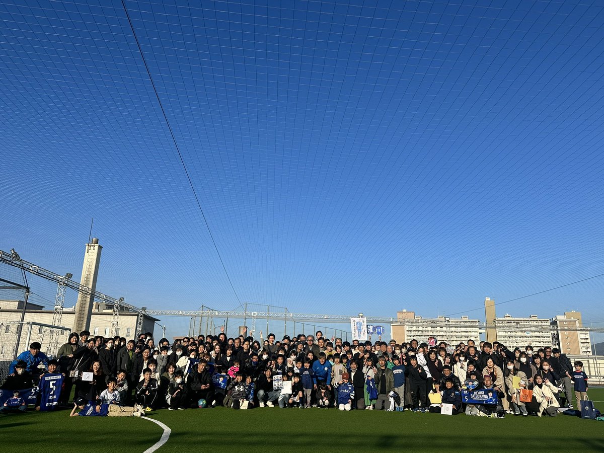 atk_s812's tweet photo. 鹿児島最終日🌋
本当にたくさんの人達が、、、
サイン会も寒い中並ばせてしまってごめんなさい🙇‍♂️
途中から参加していただいた方々もありがとうございました。
いってきます！

#鹿児島ユナイテッドFC https://t.co/TwOsjfdMvL