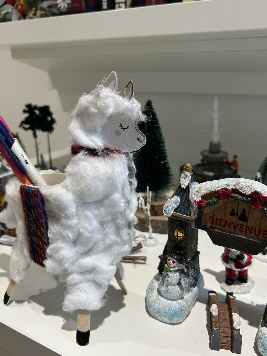 SenMantes78's tweet photo. On aime relever les défis chez @senMantes. Cadeau d’une de nos résidentes après l’animation du jour sur le thème des reliefs des Andes. Un pot à crayons très original et bien utile. #convivialité #animations #senioriales https://t.co/0tPuOrL0hm