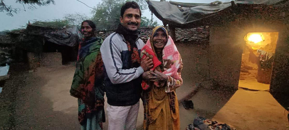 PARAS_2007's tweet photo. On January 3, 2024, PARAS distributed blankets especially among the elderly, women and children in the tribal community of Jhansi district.
#parasindiango #BlanketDistribution #helppoor #coldwave #oldageHelp #warmclothingdrive #WarmClothDistribution https://t.co/p5v7tJM7sD