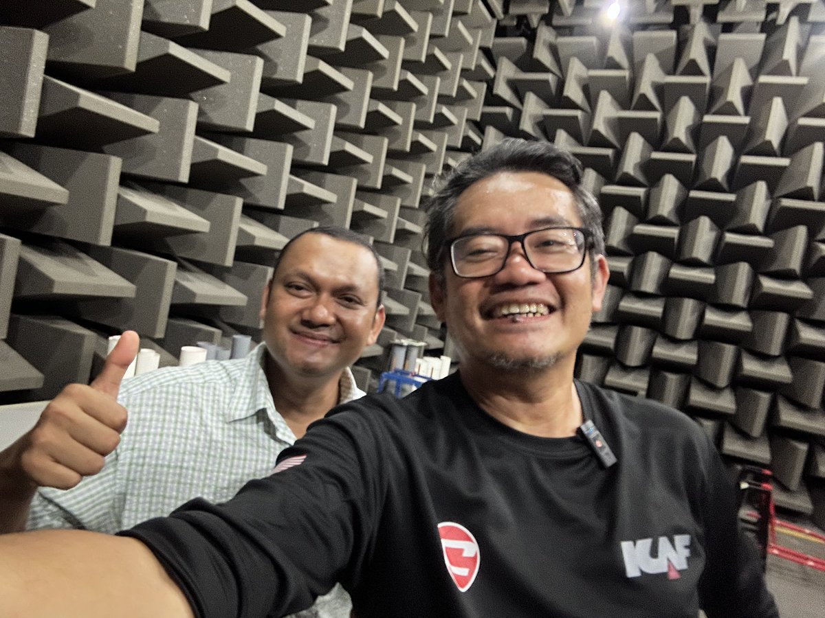 Itu Prof Dr Rizalman, Pengarah Centre for Automotive Engineering UMPSA atau Universiti Malaysia Pahang. 

Ini satu-satunya universiti di Malaysia yang ada Anechoic Chamber, dan dia boleh muatkan one small truck!

Ada car company yg sewa nak buat testing NVH dia orang kat situ.