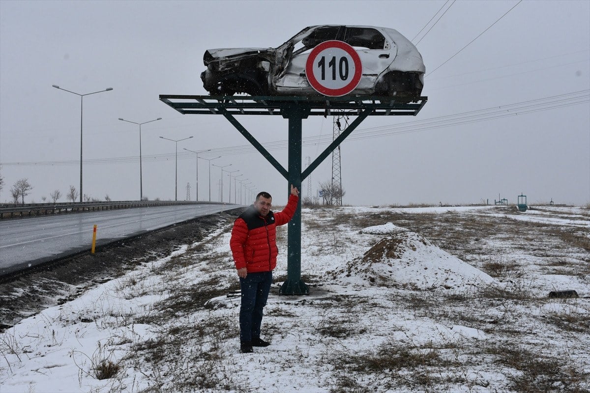 Erzurum'da trafik kazalarını önleme amacıyla harekete geçen ekipler, bazı uyarı levhalarını kaza sonucu hasar almış araçların üzerine yerleştirdi.