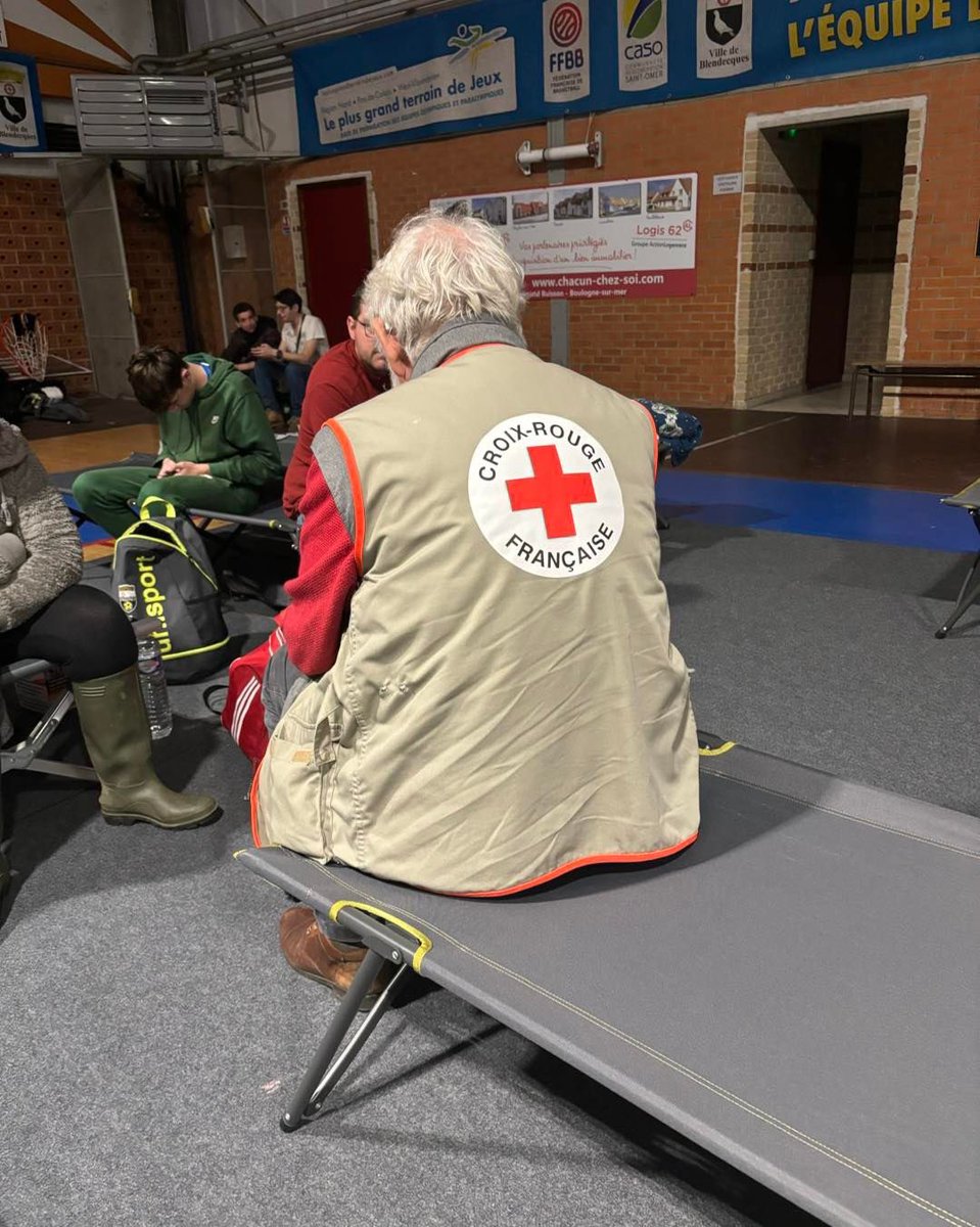 CroixRouge62's tweet photo. #VigilanceRouge #Inondations #PasdeCalais Cette nuit 100 personnes
ont été hébergées sur notre 3️⃣ centres d’hébergement d’urgence #Arques #AiresurlaLys #Blendecques https://t.co/vgDENke9Tu