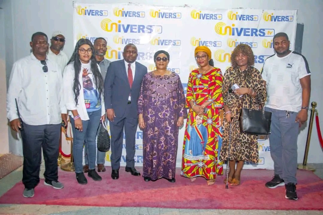laguerrie's tweet photo. 🛑#RDC:Mum #Marthe #Kasalu a rendu visite aux membres de l'équipe de campagne de son fils #FATSHI au QG pr se rassurer qu'ils sont bien portants et que le travail est bien fait.
@shabani_lukoo et @acaciaBandubol1 surpris de cette visite,ont remercié la mère du #PR
@kakese_leon https://t.co/pO0rtMT3zS