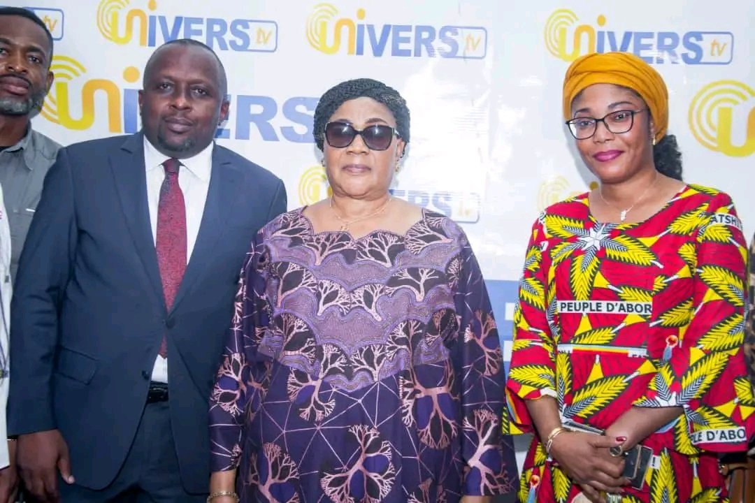 laguerrie's tweet photo. 🛑#RDC:Mum #Marthe #Kasalu a rendu visite aux membres de l'équipe de campagne de son fils #FATSHI au QG pr se rassurer qu'ils sont bien portants et que le travail est bien fait.
@shabani_lukoo et @acaciaBandubol1 surpris de cette visite,ont remercié la mère du #PR
@kakese_leon https://t.co/pO0rtMT3zS