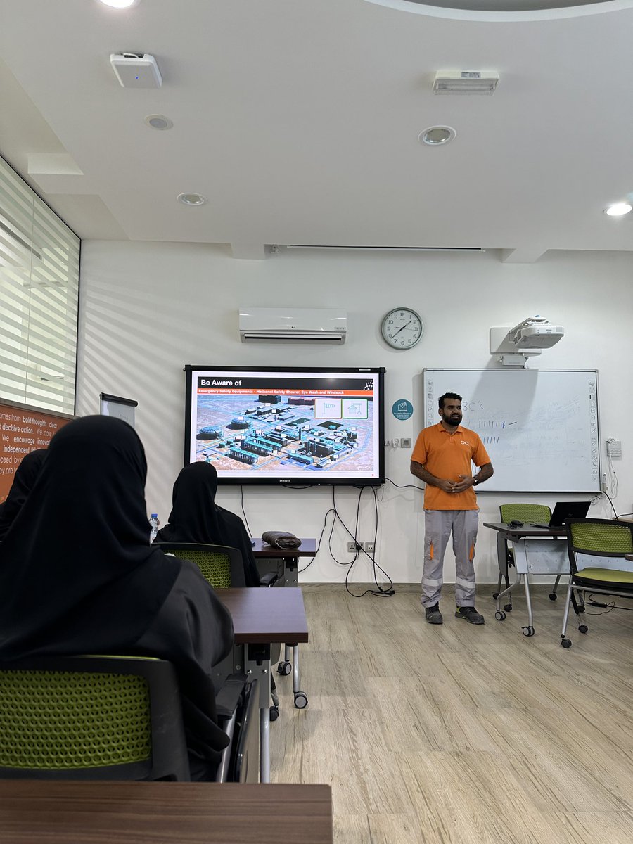 ضمن مبادرات قطاع البحث العلمي والابتكار لتعزيز دور الابتكار وريادة الأعمال لدى الطلبة، نظم قسم الابتكار ونقل التكنولوجيا بالتعاون مع شركة أوكيو زيارة للشركة الطلابية سيليكا المشاركة بإنجاز عمان وذلك بهدف الإطلاع على إجراءات الأمن والسلامة المتبعة في الشركة.