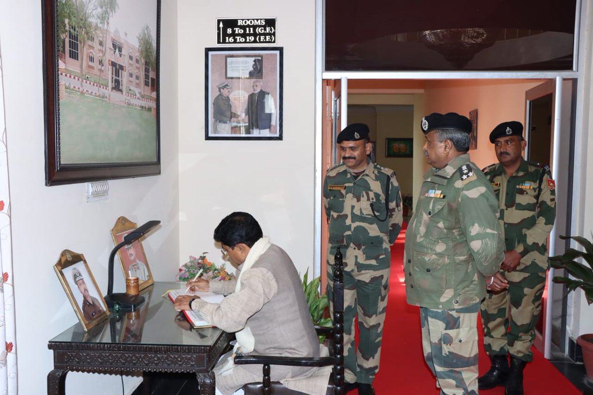 Sh Ajay Kumar Mishra, Hon’ble 𝐌𝐢𝐧𝐢𝐬𝐭𝐞𝐫 𝐨𝐟 𝐒𝐭𝐚𝐭𝐞 𝐟𝐨𝐫 𝐇𝐨𝐦𝐞 𝐀𝐟𝐟𝐚𝐢𝐫𝐬, received a warm welcome during his visit to Frontier HQ #𝐁𝐒𝐅 𝐑𝐚𝐣𝐚𝐬𝐭𝐡𝐚𝐧 #Jodhpur. Sh Puneet Rastogi, IG BSF Rajasthan, and other senior officials were present to greet him.