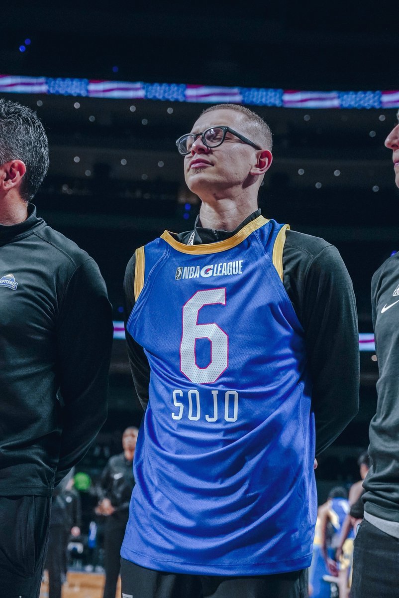 _CanchaLatina_'s tweet photo. 🇻🇪🇲🇽 Garly Sojo estuvo presente en la presentación de Capitanes CDMX

El preparador físico Ricardo López homenajeó al jugador venezolano luciendo la camiseta que utilizó Sojo cuando jugaba para los mexicanos https://t.co/iPxAGaNYr0