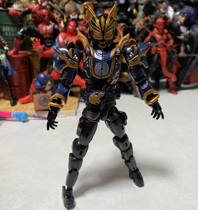 リボルブチェンジのナーゴファンタジーフォーム開けたナーゴが欲しかったのとカッコ良くて好きなファンタジーフォームこれで最強フォーム勢揃い…(ゾンビバックル最強) 