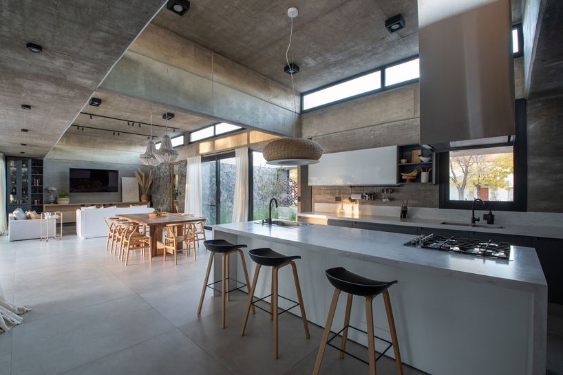 designboom's tweet photo. ARP arquitectos crafts 'casa RC' with clean concrete in #argentina 

read more below 🔗 https://t.co/iqjInXsfT9