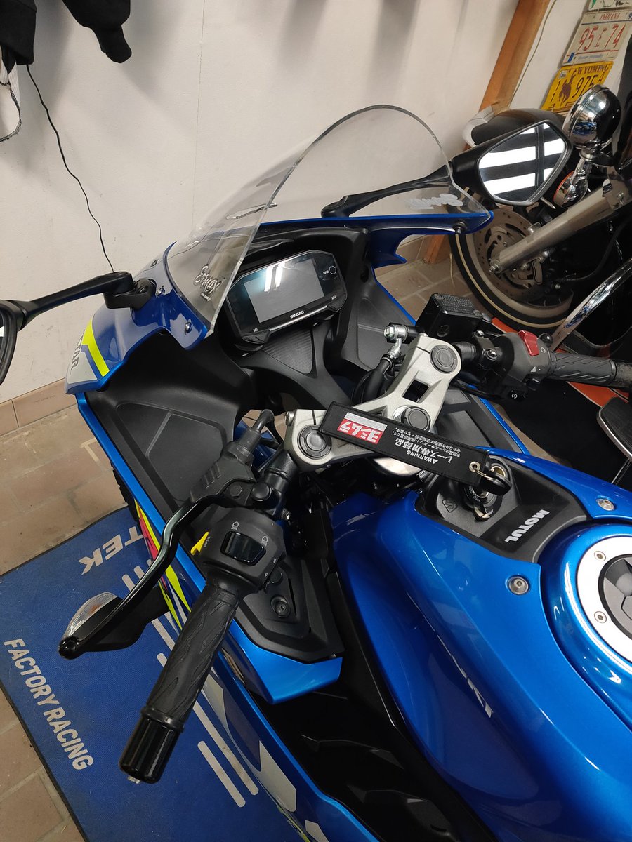 FLHT1450's tweet photo. スクリーン交換！
形状としてはヨシムラが好みだったんだけど、スモークしか無いんだよねえ。
ERMAX、歪みも無さそうだし、取り付け穴の位置もバッチリで修正の必要なし。
よくできてます。

#ERMAX
#GSXR125 https://t.co/53Dpa9S6Xs