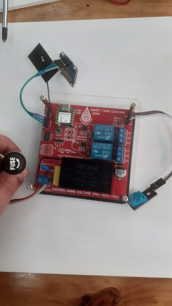 JeanRedelinghu1's tweet photo. We let the students try their hand at assembling the PCB that they helped to design.
That resulted in a few interesting moments, but with smiles all around, it went very well
https://t.co/ObiffX5br1

#makeriot2020
#pcbway
#shareyourknowledge
#diyelectronics https://t.co/URHQ9UMwCy