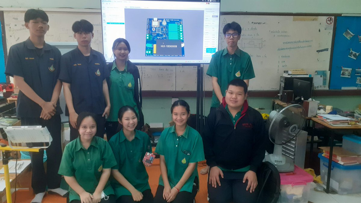 JeanRedelinghu1's tweet photo. We let the students try their hand at assembling the PCB that they helped to design.
That resulted in a few interesting moments, but with smiles all around, it went very well
https://t.co/ObiffX5br1

#makeriot2020
#pcbway
#shareyourknowledge
#diyelectronics https://t.co/URHQ9UMwCy