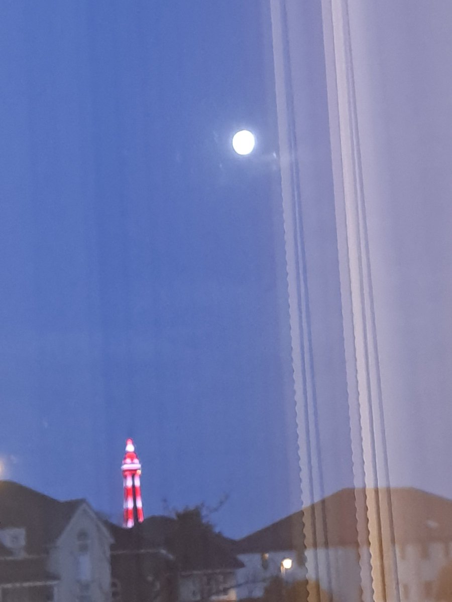 dibooth143's tweet photo. View from my office window this morning- full moon over Blackpool Tower 😀 https://t.co/V8x9vzbvVW