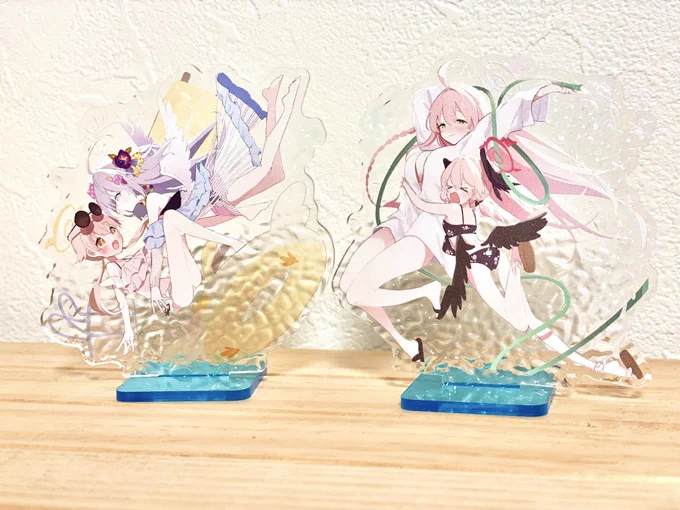 冬コミで出すアクキー届いた!波っぽいアクリルに刷ってます!柄とかパーツ透かそうと思ったら後ろの主張強くてほぼ見えなくなっちゃったのだけ残念…でもトータル可愛くできたと思います! 