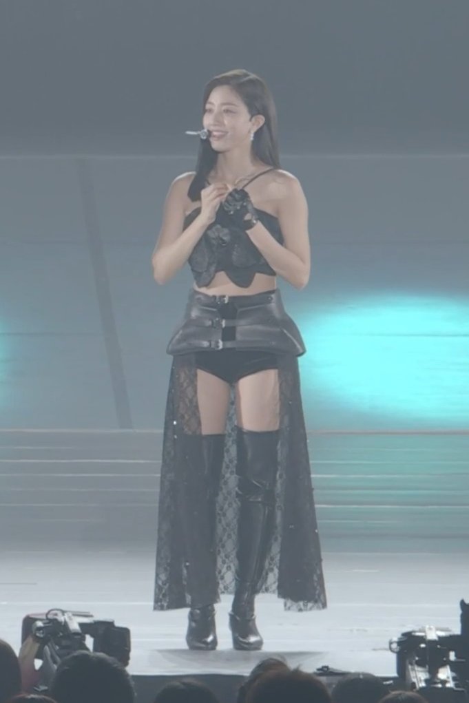 cactusjihyo's tweet photo. finally seeing this new black outfit in hd https://t.co/QlglMN2sv5