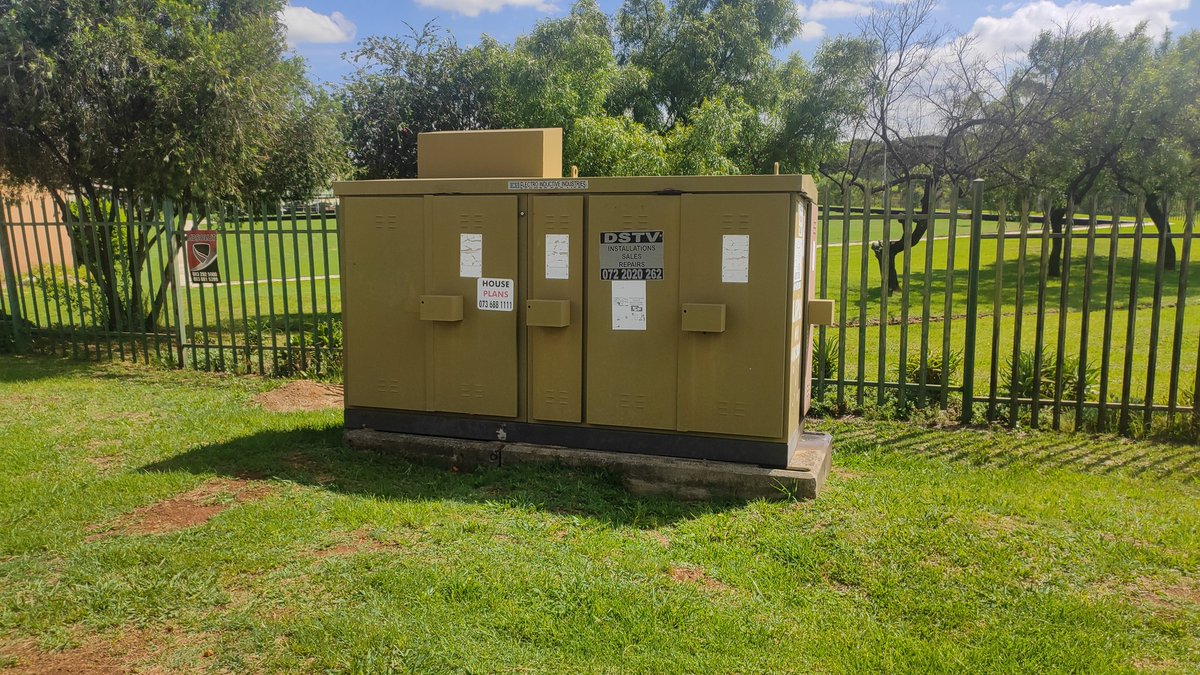 JshGreen's tweet photo. @CityPowerJhb Could we kindly be assisted with this situation we've had since Christmas Eve , logs have been filed but still no response, this is in Hole-in-one avenue, Ruimsig. 
Block 11.

It's been 6 Days now!!!! https://t.co/bDF0oxU7EX