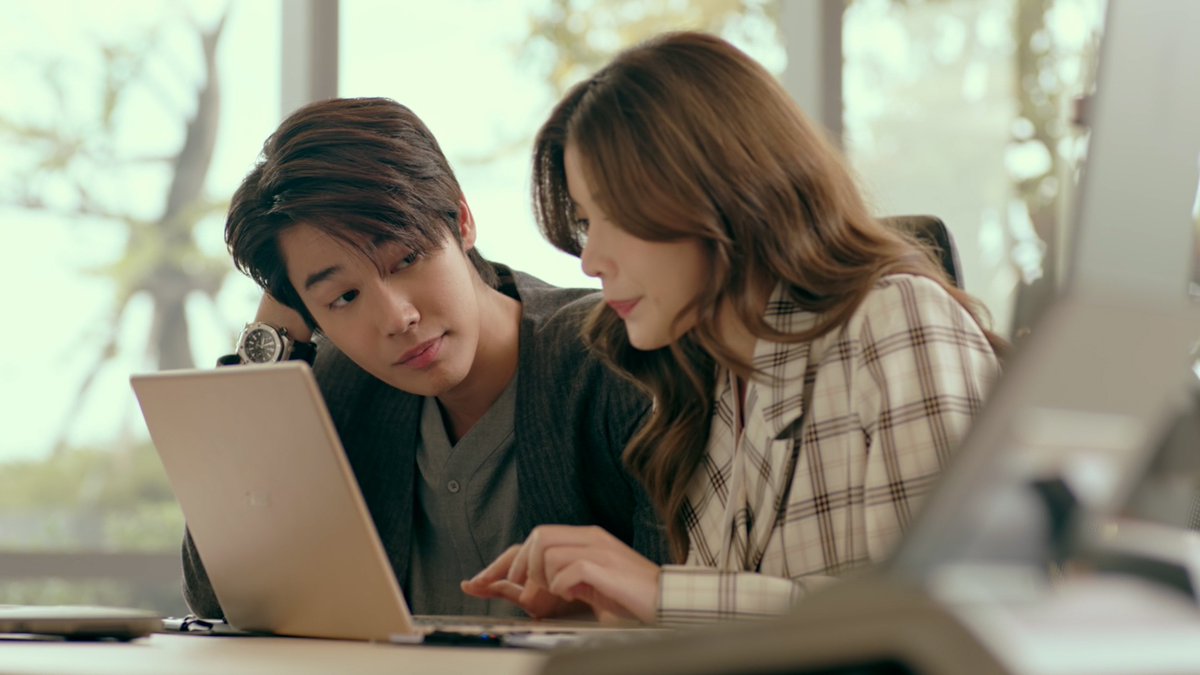 GMMTV's tweet photo. มีคนคลั่งรักเกิน 100% แล้วค่าาา 💖✨ #FacelessLoveEP8 
@dew_jsu https://t.co/SnWFMrMwS0