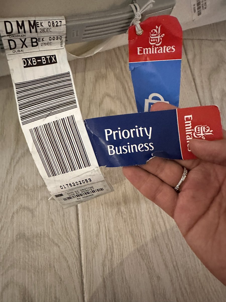 misswfoo's tweet photo. @EmiratesSupport My bag is business class tagged, and got damaged!! The worst of the worst Emirates shame on you https://t.co/ZmhRtHJoti