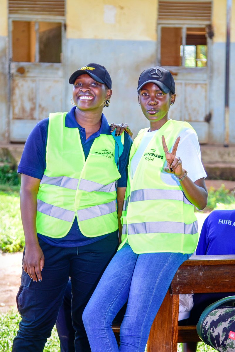 RotaryMedia256's tweet photo. Spreading smiles and knowledge at our community school with the amazing Rotaract team! Mentoring students and watching them shine bright. #CommunityMentoring #RotaractorImpact https://t.co/E0yzRmQiu7