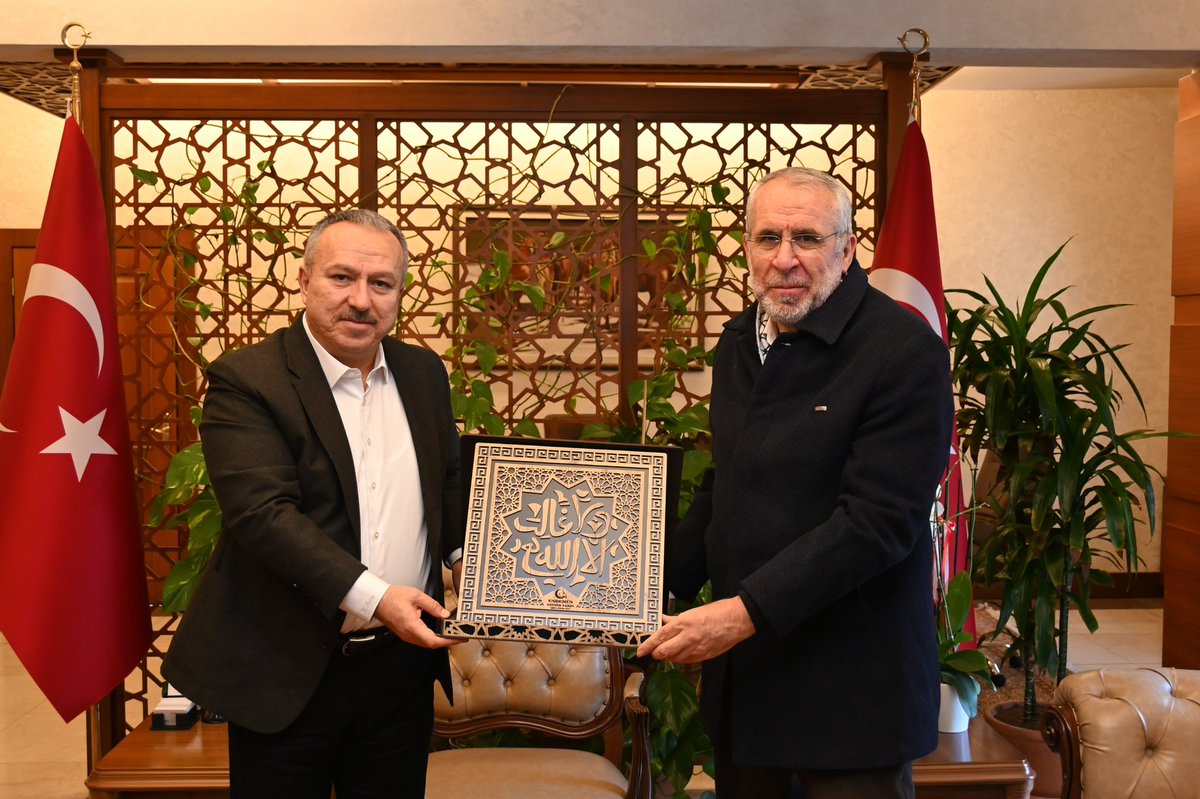 Enderûn Eğitim Vakfı Genel Başkanı Mustafa Aydoğdu beraberindeki heyetle birlikte Nevşehir Valisi Ali Fidan’a hayırlı olsun ziyaretinde bulundu.
Vali Fidan’a vakfın yürüttüğü faaliyetler hakkında bilgi verilmesinin ardından edilen sohbet ve plaket takdimi ile ziyaret sona erdi.