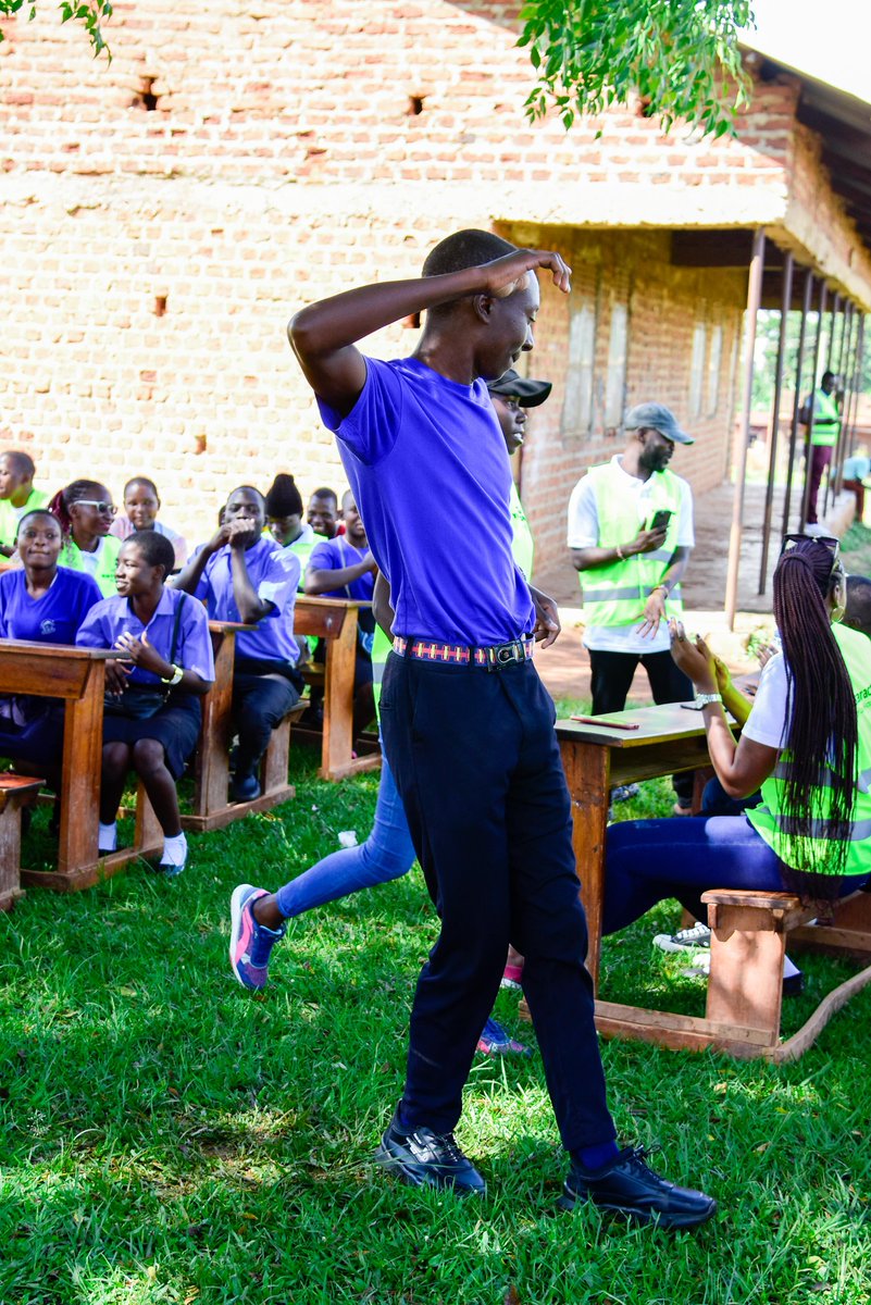 RotaryMedia256's tweet photo. Spreading smiles and knowledge at our community school with the amazing Rotaract team! Mentoring students and watching them shine bright. #CommunityMentoring #RotaractorImpact https://t.co/E0yzRmQiu7