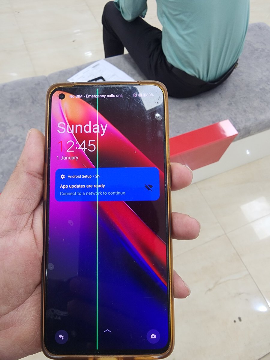 BhatVig's tweet photo. 1/n
New business "scheme" from @oneplus: send an OS update, make a line appear on screen, for initial few days, pretend like giving free screen replacement, afterwards, give some store credit and ask users to change the device.

Few concerning questions that needs to be answered: https://t.co/E6eCWecVpb