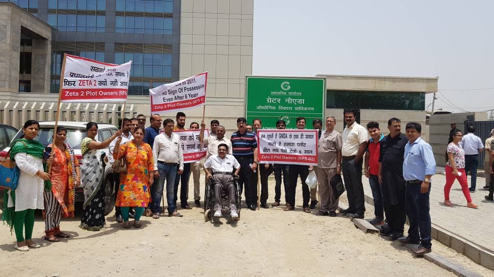 katakwal's tweet photo. @OfficialGNIDA @tejpalnagarMLA @dr_maheshsharma @DhirendraGBN @myogiadityanath @CMOfficeUP @UPGovt @NandiGuptaBJP @JaswantSainiBJP @ChiefSecyUP 13 वर्षो से #GNIDA #ZETA2 के आवंटियों को मूर्ख बना रही है पहले झूठे आश्र्वासन देती रही अब पैसे लौटाने की बाते कर रही है।ऑथोरिटी के भृष्ट कर्मचारियों ने किसानों तथा आवंटियों को बर्बाद कर दिया है।समस्या को फुंसी से फोड़ा बनाकर लोगों को अपने जाल में फंसा कर लूट मचा रखी है। https://t.co/IajTctzAnK
