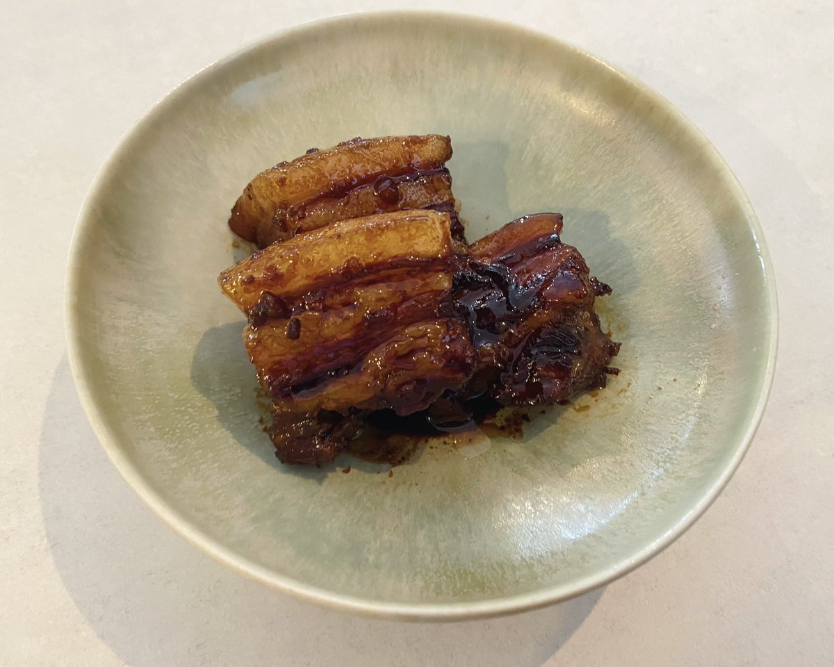 akari_hasegawa's tweet photo. 年末年始ぜひ作ってみてほしい【梅酒黒酢角煮】。黒酢•梅酒•しょうゆ、全部100ml！煮汁が煮詰まるまで1時間半放っておいたら完成です。コクのある酸味と華やかな香りが本格的でごはんにもお酒にも合う一品。リアクション薄めな両親につくったら美味しいと言ってくれてちょっと泣きそうになりました。 https://t.co/YBY1WlZfBj