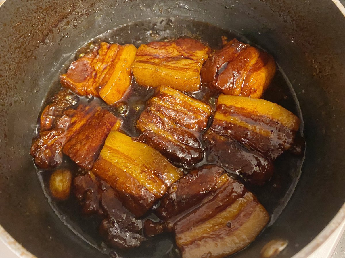 akari_hasegawa's tweet photo. 年末年始ぜひ作ってみてほしい【梅酒黒酢角煮】。黒酢•梅酒•しょうゆ、全部100ml！煮汁が煮詰まるまで1時間半放っておいたら完成です。コクのある酸味と華やかな香りが本格的でごはんにもお酒にも合う一品。リアクション薄めな両親につくったら美味しいと言ってくれてちょっと泣きそうになりました。 https://t.co/YBY1WlZfBj