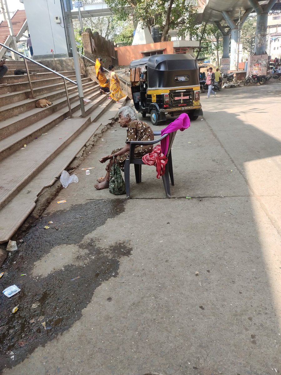 Ulhasnagar_UCF's tweet photo. @GM_CRly @RailwaySeva @RailMinIndia @Central_Railway @drmmumbaicr @RPF_INDIA @ThaneCityPolice @DGPMaharashtra @grpmumbai 
Ulhasnagar(CR Mumbai)1 old lady with multiple injuries mark on her leg found sitting &amp; begging at the entrance of Rly station.Seems some1 taking due advantage https://t.co/pEn5unWSHl