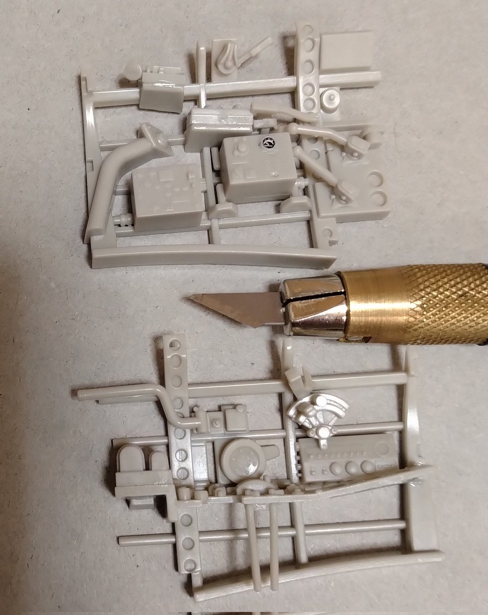 plasticnya's tweet photo. タミヤ　1/32　零戦　コクピット。

戦闘機は普通ならコクピット周りに情報が集中する。この段階の両側面だけでパーツが二十を越える。ここがこうなる感が非常に楽しい。 https://t.co/87dQnPFLLJ