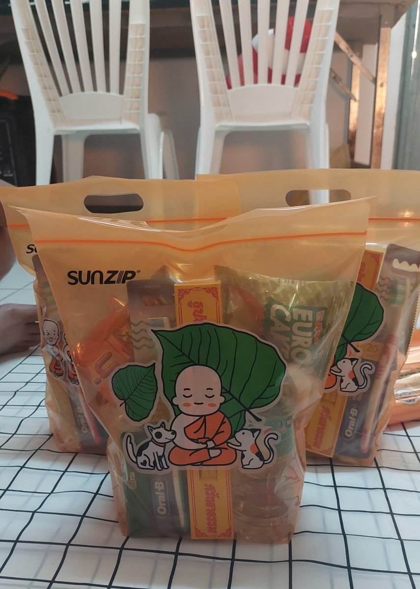 WangD_N's tweet photo. ใกล้ปีใหม่แล้วเลยอยากจะ #บอกต่อ 
ถุง SunZip สำหรับจัดของทำสังฆทาน คือมันดีย์ มันดีมากกกแก ใส่ของได้เยอะ หิ้วไปวัดสะดวกไม่พะรุงพะรัง สำหรับใครที่ชอบจัดของเองไม่อยากซื้อเป็นชุด แนะนำเลย มีลายการ์ตูนน่ารัก เก๋ๆไม่ซ้ำเพื่อน #รีวิว #รีวิวของใช้เอง #ใช้ดีบอกต่อ #ทำบุญ #ทำสังฆทาน https://t.co/XWb5Yl5lPc
