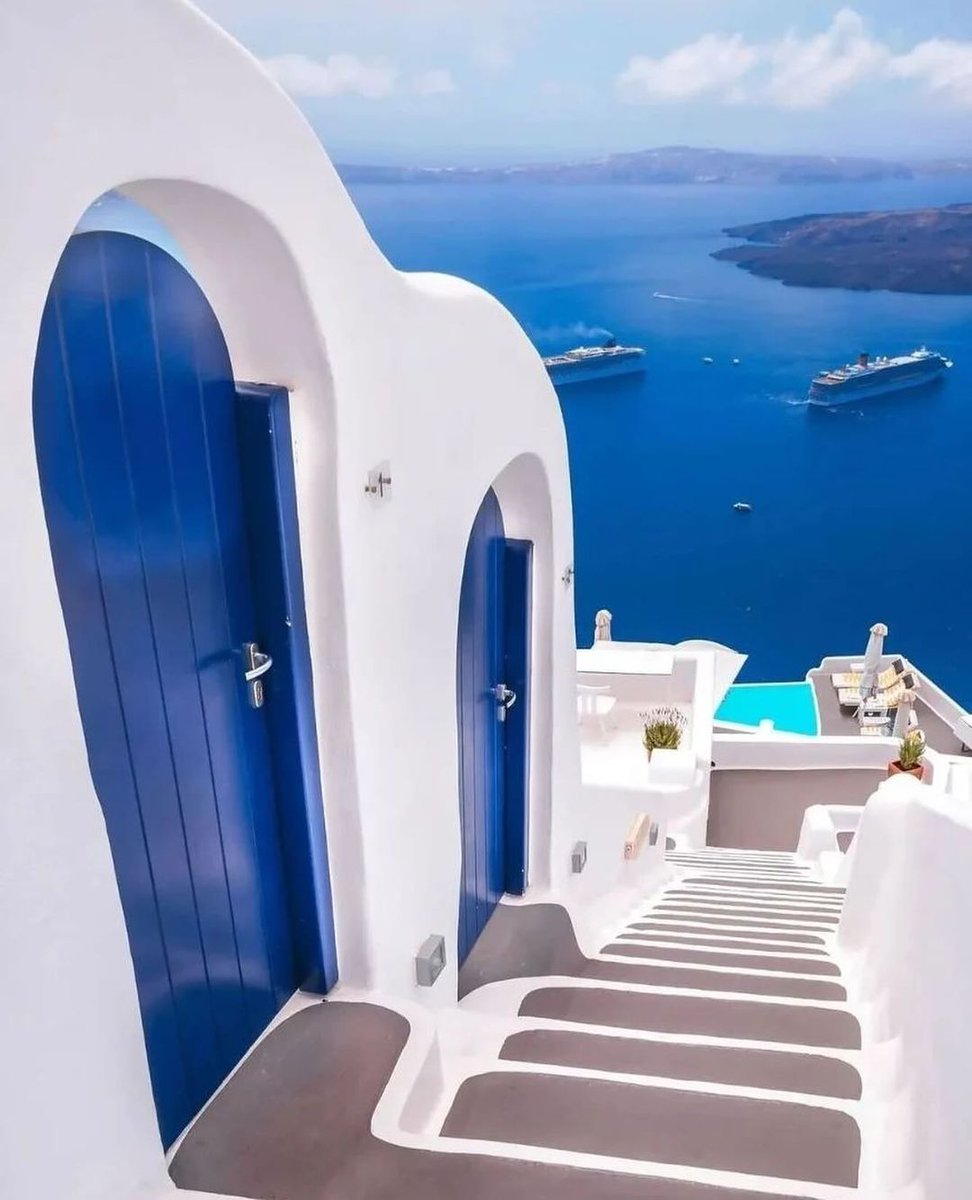 IconicSettings's tweet photo. Why Most Greek Island Buildings are Blue and White 🇬🇷
A Thread 🧵 https://t.co/vKRzoPM5Ed