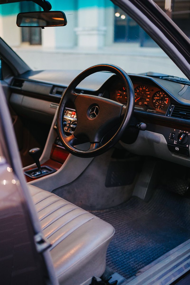 MasMasBiassaa's tweet photo. Yang Pengen Boxer BPJS (Budget Paspasan Jiwa Sosialita)

Nek BMW Vibes e ki anak muda banget, tapi nek Mercy vibes e orang kaya lama
Masio aku gowoane BMW, tapi sejujurnya nek kenyamanan pemakaian ketika dadi penumpang panggah mending milih dadi penumpange Mercy sih, whahaha
Wes nyohhh...
#TitipJual

Kode Mesin M102.982
Warna Eksterior Bornite Metallic
Warna Interior Silver
ODO 56 RIBU
Mesin kering
Rutin ganti oli dan filter oli
Busi 4 baru
Filter udara baru
Alternator baru
Belt baru
Filter bensin baru
Pompa bensin baru
Transmisi otomatis
Karet kopel baru
Arm, bushing, joint baru semua Shockbreaker depan 2 baru
Karet titik 4 baru
Link stabil 4 baru
Bearing roda 4 baru
Interior orisinil bersih mulus
Vakum head rest belakang aktif
Vakum door lock aktif
Power window aktif
Electric mirror aktif
P3K lengkap
Dongkrak ada
STNK dan BPKB ada
Bon-bon bengkel 2020-2023 lengkap
Pajak Juli 2023 (ga nego terima hidup)
Kaleng Juli 2024
Plat Jakarta Timur

120 Jutaaa

https://t.co/d1d2bLBTKc